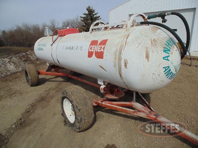 1,000 gal. NH3 tank on 4-wheel gear_1.jpg